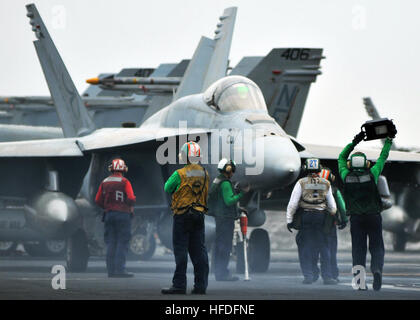 080710-N-7981ES-422 Nord Mar Arabico (10 luglio 2008) ponte di volo personale preparare un F/A-18E Super Hornet assegnato al "gheppi" di Strike Fighter Squadron (VFA) 137 per il lancio a bordo della Nimitz-class portaerei USS Abraham Lincoln (CVN 72). Lincoln è distribuito negli Stati Uniti Quinta Flotta area di responsabilità per supportare le operazioni Iraqi Freedom e Enduring Freedom come pure le operazioni di sicurezza marittima. Stati Uniti Foto di Marina di Massa lo specialista di comunicazione 2a classe James R. Evans (rilasciato) 080710-N-7981E-422 Foto Stock