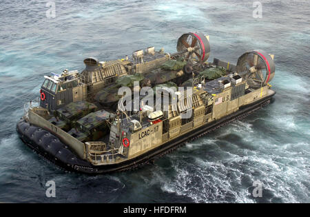 011013-N-1523C-001 a bordo della USS Peleliu (ott. 13, 2001) Ð U.S. Navy Landing Craft Air Cushion (LCAC) 17 da assalto unità artigianali 5 (ACU 5) distribuisce da USS Peleliu (LHA 5) per le routine di attività di formazione in mare. Il San Diego a base di assalto anfibio nave Peleliu e la sua unità assegnate di anfibio gruppo pronto (ARG) sono distribuiti a sostegno dell'operazione "Enduring Freedom". U.S. Navy Foto di Master Chief PhotographerÕs Mate Terry Cosgrove (rilasciato) Navy US 011013-N-1523C-001 USS PELELIU (LHA 5) Foto Stock