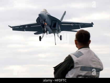 011028-N-8794V-004 in mare a bordo della USS Abraham Lincoln (CVN 72) 28 ottobre 2001 -- un segnale di atterraggio Officer osserva la F-18E "Super Hornet', in quanto rende la finale di approccio per eseguire un corretto atterraggio portante. Il primo completamente operativo squadrone di F/A-18E gli aeromobili saranno distribuite a bordo Lincoln, come "Aquile' di Strike Fighter Squadron One One cinque (VFA-115). Stati Uniti Navy foto dal fotografo compagno del 3° classe Vandenbosch Kittie. (Rilasciato) Navy US 011028-N-8794V-004 F-18E Foto Stock