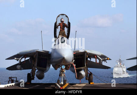 020124-N-6626D-506 in mare a bordo della USS Theodore Roosevelt (CVN 71) Gen 24, 2002 -- un piano capitano dalla 'Diamondbacks' del Fighter Squadron uno zero due (VF-102) esegue le operazioni di manutenzione su di un F-14 'Tomcat' , come la USS Vella Gulf (CG 72) trascina accanto a. La Grumman F-14 Tomcat è un supersonico, twin-motore, scansione variabile ala, due-luogo strike fighter. Il Tomcat è primario sono le missioni di superiorità aerea, Fleet Air Defense e sciopero di precisione contro bersagli di terra. Il 'Diamondbacks' sono parte di Carrier aria Wing uno (CVW 1) distribuiti a bordo del Roosevelt a sostegno dell'Operazione Enduring liberato Foto Stock