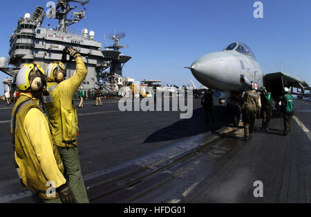 020123-N-9769P-012 in mare a bordo della USS John C. Stennis (CVN 74) Gen 23, 2002 -- Aviazione di Boatswain mate 1. Classe Ruben Guererro (destra) da Los Angeles in California e aviazione Boatswain compagno del 3° di classe Matt Porter da Bowling Green, Ohio, dirigere un F-14A 'Tomcat' dal 'Checkmates' del Fighter Squadron due uno uno (VF-211) sull'aeromobile catapulta per il lancio dal ponte di volo. Il 'Checkmates' sono impegnati con Carrier aria Wing nove (CVW-9) a bordo John C. Stennis e sono di supporto alla Operazione Enduring Freedom. Stati Uniti Navy foto dal fotografo compagno del 3° di classe Jayme Pastoric. (RELE Foto Stock