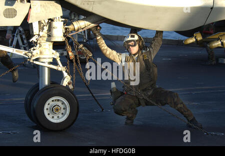 020125-N-2722F-051 in mare a bordo della USS John C. Stennis (CVN 74) Gen 25, 2002 -- Aviation Electronics tecnico di terza classe Dalila Clymer controlla il carrello di atterraggio di un F-14A 'Tomcat' sul ponte di volo della USS John C. Stennis (CVN 74). Clymer è assegnato al 'Checkmates' del Fighter Squadron due uno uno (VF-211), distribuito con John C. Stennis a sostegno dell'Operazione Enduring Freedom. Stati Uniti Navy foto dal fotografo di Mate 2a classe James A. Farrally. (Rilasciato) Navy US 020125-N-2722F-051 USS Stennis - Manutenzione aeromobili Foto Stock