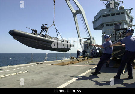 020223-N-6077T-011 in mare a bordo della British Royal Navy portaerei HMS illustre (R 06) Febbraio 23, 2002 -- velisti assegnati alla sezione di coperta preparare per fissare uno scafo rigido barca gonfiabile (RHIB) azionato da un U.S. Navy Special Boat unità. Royal Marines e U.S. Navy SEAL (mare, aria, terra) i membri del team stanno partecipando a una formazione congiunta esercizio a bordo illustre. HMS illustre è attualmente implementata come parte di una multi-nazionale, forza di coalizione, condurre missioni a sostegno dell'Operazione Enduring Freedom. Stati Uniti Navy foto di PhotographerÕs mate 1. Classe Kevin H. Tierney. (RELEAS Foto Stock
