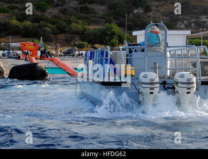 080723-N-0780F-001 SOUDA BAY, Creta, Grecia (23 luglio 2008) un oil spill response team a U.S. Supporto navale attività Souda Bay distribuisce un "porto Buster' dell'olio ad alta velocità sistema di contenimento durante un trapano per le procedure di prova per contenere e recuperare olio durante una fuoriuscita. (U.S. Foto di Marina dal Sig. Paolo Farley/RILASCIATO) 080723-N-0780F-001 Foto Stock