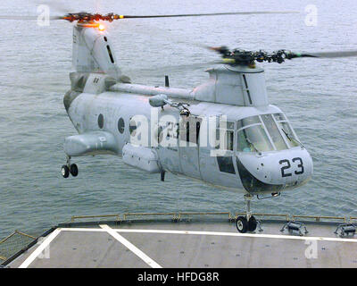 020307-N-5067K-001 in mare a bordo di USNS Guadalupe (T-AO 199) Mar. 7, 2002 -- CH-46 ÒSea KnightÓ elicottero da combattimento squadrone di supporto tre (HC-3) si avvicina all'aft deck di volo a bordo dei militari di comando Sealift nave USNS Guadalupe durante la formazione di routine. Stati Uniti Navy foto di PhotographerÕs Mate 2a classe Michael Kennedy. (Rilasciato) Navy US 020307-N-5067K-001 USNS Guadalupe - CH-46 Foto Stock