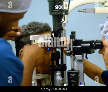 020313-N-3889M-014 Naval Hospital, Guam (Mar. 13, 2002) -- Lt. La Cmdr. Marjorie Canby, un Opthamologist presso il Memoriale di Yap Naval Hospital si trova in Colonia, Guam, rimuove maglie da un occhio del paziente. Canby è assegnato a un team di medici specialisti portato per gli Stati Federati di Micronesia per assistere con i soccorsi dopo un tifone ha colpito all'inizio di marzo. Stati Uniti Navy foto dal fotografo di Mate Marjorie McMillen. (Rilasciato) Navy US 020313-N-3889M-014 la chirurgia dell'occhio all'Ospedale Navale di Guam Foto Stock