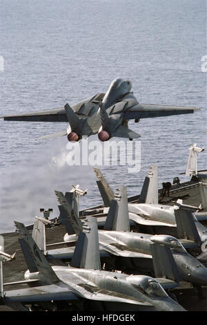 020327-N-9769P-119 in mare a bordo della USS John C. Stennis (CVN 74) 27 Mar, 2002 - Un F-14A 'Tomcat' dal 'Checkmates' del Fighter Squadron due uno uno (VF-211) lancia off il ponte di volo. Carrier aria Wing nove (CVW-9) e John C. Stennis vengono distribuiti a sostegno dell'Operazione Enduring Freedom. Stati Uniti Navy foto dal fotografo compagno del 3° di classe Jayme T. Pastoric. (Rilasciato) Navy US 020327-N-9769P-119 USS Stennis - F-14A LANCIARE Foto Stock