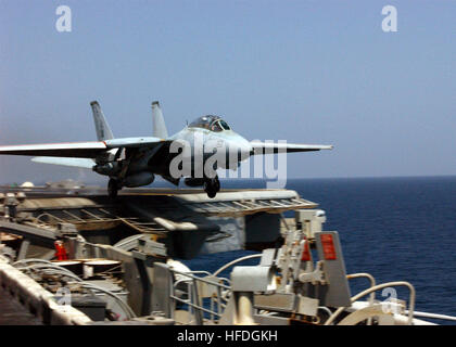 020418-N-8704K-004 in mare a bordo della USS John F. Kennedy (CV 67) apr. 18, 2002 -- Un F-14 ÒTomcatÓ assegnato al 'Red Rippers' del Fighter Squadron One One (VF-11) è lanciato da uno dei quattro vapore sistemi catapulta sul volo shipÕs deck. Kennedy e la sua avviato Carrier Airwing sette (CVW-7) sono in conduzione delle missioni di combattimento a sostegno dell'Operazione Enduring Freedom. Stati Uniti Navy foto dal fotografo di Mate Airman apprendista Joshua Karsten. (Rilasciato) Navy US 020418-N-8704K-004 USS Kennedy - F-14 lancio Foto Stock