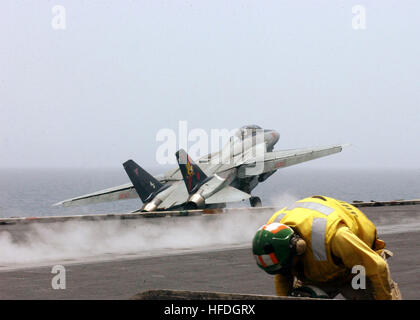 020502-N-4636H-001 in mare a bordo della USS John F. Kennedy (CV 67) apr. 27, 2002--un'F/A-14B Tomcat assegnato al 'Red Rippers' del Fighter Squadron One One (VF-11) viene avviato lo spegnimento del ponte di volo. Kennedy e la sua avviato Carrier aria Wing sette (CVW-7) sono in conduzione delle missioni di combattimento su Afghanistan a sostegno dell'Operazione Enduring Freedom. Stati Uniti Navy foto dal fotografo di Mate Airman Sherry Hubbard. (Rilasciato) Navy US 020502-N-4636H-001 F-14 Foto Stock