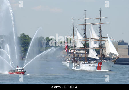 020522-N-2383B-509 New York City (22 maggio 2002) -- Gli Stati Uniti Guardacoste Eagle vele fino al Fiume Hudson come si conduce oltre 20 altre navi partecipano alla parata di vela. L'Aquila è il U.S. Coast Guard dell Accademia aula marittime per circa 175 cadetti e istruttori. Più di 6000 marinai, Marines e Guardia Costiera di personale di bordo 22 navi navigano in New York oggi per la quindicesima settimana della flotta celebrazione. Stati Uniti Navy foto di Chief Fotografo compagno del Johnny Bivera (rilasciato) Navy US 020522-N-2383B-509 della United States Coast Guard cutter Foto Stock