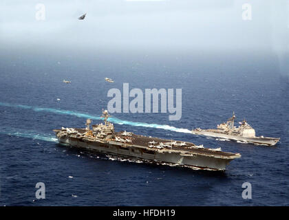 020527-N-6492H-502 in mare con USS John F. Kennedy (CV 67) Maggio 27, 2002 -- aeromobile assegnati al Carrier aria Wing sette (CVW-7) volare tra USS John F. Kennedy e USS la cittadella di Hue (CG 66) del Memorial Day. Un F-14B "Tomcat" si spezza e a formare un 'missing uomo Formazione' in onore di coloro che hanno dato la loro vita per preservare la libertà per il nostro paese. Kennedy è dispiegato condurre missioni di combattimento a sostegno dell'Operazione Enduring Freedom. Stati Uniti Navy foto dal fotografo di mate 1. Classe Jim Hampshire. (Rilasciato) Navy US 020527-N-6492H-002 USS Kennedy - uomo mancante formazione Foto Stock