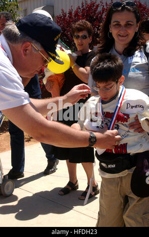 Naval Support Activity Souda Bay, Creta, ospita un evento speciale delle Olimpiadi per studenti locali con esigenze speciali, che assegna medaglie ai partecipanti. La struttura è la base più orientale della Marina degli Stati Uniti nel Mediterraneo e supporta il coinvolgimento della comunità e gli eventi sportivi annuali. Foto Stock