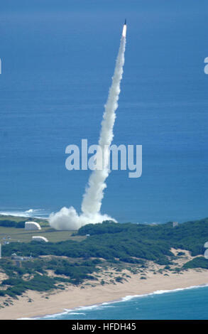 020613-N-0000X-001 Pacific Missile Range Facility, Kauai, Hawaii (Jun 13, 2002) -- il missile defence Agency (MDA) e gli Stati Uniti La marina ha annunciato con successo un volo di prova nel continuo sviluppo del Sea-Based Midcourse (SMD) elemento del missile balistico di difesa la funzionalità del sistema. Missione di volo tre (FM-3) coinvolti lo sparo di una sviluppo Missile Standard tre (SM-3) dall'egida cruiser USS Lake Erie (CG 70) per intercettare un ariete missile balistico bersaglio lanciato per la Pacific Missile Range Facility sull'isola di Kauai, Hawaii. Stati Uniti Foto di Marina. (Rilasciato) US Navy Foto Stock