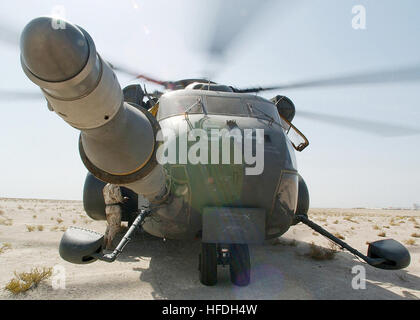 020619-N-4374S-066 Sheik Isa Air Force Base in Bahrain -- Un MH-53E 'Sea Dragon' Airborne miniera contromisure (AMCM) elicottero assegnato all'ÒVanguardsÓ della miniera di elicottero contromisure uno squadrone quattro (HM-14), il distacco di uno, attende U. S. Navy SEALÕs (Sea Air Land), e l'eliminazione degli ordigni esplosivi (EOD) i membri del team, insieme con le forze speciali dal Bahrein, in preparazione per il paracadutismo ri-qualifiche. HM-14 è attualmente in sei mesi di distribuzione nel sostegno della Operazione Enduring Freedom. Stati Uniti Navy foto di PhotographerÕs Mate 2a classe Michael Sandberg. (Rilasciato) US Navy 0206 Foto Stock