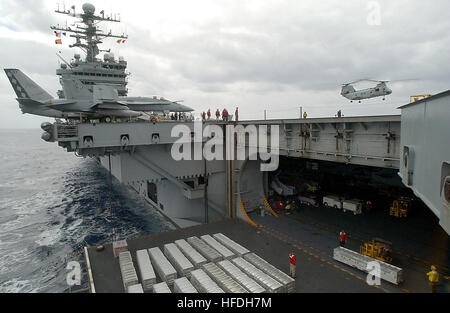 020629-N-3986D-003 in mare a bordo della USS George Washington (CVN) 73 giugno 29, 2002 - il suo equipaggio assegnati alla nave le armi di spostare il reparto inesplosi dal ponte di volo per l'hangar bay prima di stoccaggio finale all'interno della nave di riviste di armi. George Washington è casa ported a Norfolk, Virginia, ed è su un regolarmente programmato sei mesi di deployment condurre missioni a sostegno dell'Operazione Enduring Freedom. Stati Uniti Navy foto dal fotografo di Mate Airman Jessica Davis. (Rilasciato) Navy US 020629-N-3986D-003 movimento di armi a bordo di una nave Foto Stock