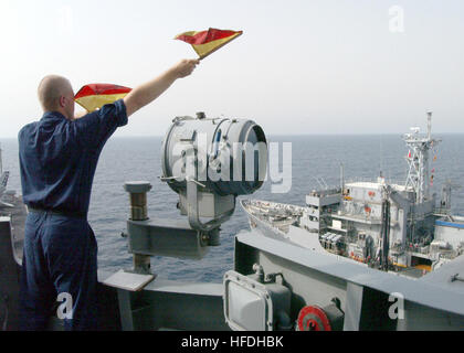 020716-N-1082Z-001 in mare a bordo della USS George Washington (CVN 73) lug. 16, 2002 -- segnalatore di terza classe Ryan watt da Lakewood, CO, comunica con il rapido supporto di combattimento nave USS Alimentazione (AOE 6) durante un rifornimento in corso. George Washington è su un programmato sei mesi di deployment condurre missioni a sostegno dell'Operazione Enduring Freedom. Stati Uniti Navy foto dal fotografo di Mate Airman Jason R. Zalasky. (Rilasciato) Navy US 020716-N-1082Z-001 USS Washington - unrep Foto Stock