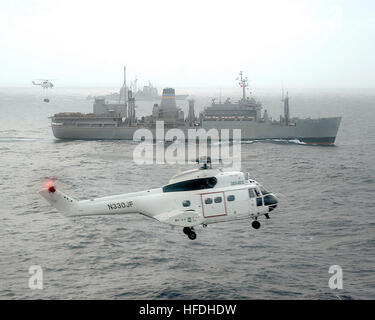 020721-N-7340V-002 in mare a bordo della USS George Washington (CVN 73) lug. 21, 2002 -- Una SA-330 "Puma" elicottero cargo trasporta dal militare Sealift Command (MSC) nave USNS Sirius (T-AFS 8) (centro) di George Washington, mentre il missile cruiser USS Normandia (CG 60) fornendo escort. Washington e il suo battlegroup su sono regolarmente un distribuzione programmata condurre missioni a sostegno dell'Operazione Enduring Freedom. Stati Uniti Navy foto dal fotografo di Mate First Class James Vidrine. (Rilasciato) Navy US 020721-N-7340V-002 MSC le operazioni di rifornimento Foto Stock