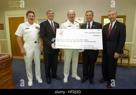 020911-N-2383B-654 Washington, D.C. (Sett. 11, 2002) -- Admiral Vern Clark, Capo di operazioni navali e Master Chief Sottufficiali della Marina Terry Scott, accettare una donazione dal Navy League. I contributori di sinistra sono Adm. Jerome Johnson, (USN Ret.) Presidente della marina/Marine Corps Relief Society, Timothy O. Fanning, Navy League Presidente nazionale, e Charlie Robinson, Lega Navale nazionale direttore esecutivo. Stati Uniti Navy foto di Chief Fotografo compagno del Johnny Bivera. (Rilasciato) Navy US 020911-N-2383B-654 CNO e MCPON accettare una donazione dalla Lega Navale Foto Stock