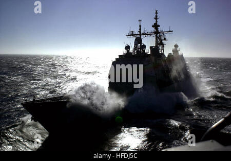 020916-N-6213R-005 in mare con USS Princeton (CG 59) sett. 16, 2002 -- onde infrangersi sulla prua del missile cruiser mentre riceve quasi 100.000 galloni di JP-5 getto di carburante a bordo della portaerei USS Nimitz CVN (68) durante un rifornimento in corso (UNREP). Nimitz è in conduzione di navi su misura la disponibilità di formazione (TSTA) operazioni due e tre fuori della costa della California. Stati Uniti Navy foto di Airman apprendista Mark Rebilas. (Rilasciato) Navy US 020916-N-6213R-005 USS Princeton riceve combustibile dall'USS Nimitz Foto Stock