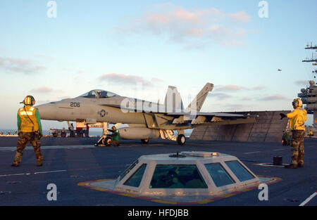 021002-N-7265L-015 in mare con USS Carl Vinson (CVN) 70 ottobre 2, 2002 -- Un F/A-18E "Super Hornet" soprannominato 'Rhino" e assegnato alla "Tophatters" di Strike Fighter Squadron uno quattro (VFA-14) si prepara a lanciare da uno dei quattro a vapore sulla catapulta sulla portaerei del ponte di volo. Il Vinson è in corso al largo della costa occidentale degli Stati Uniti la conduzione di attività di formazione in preparazione per la sua prossima pianificate regolarmente la distribuzione. Stati Uniti Navy foto dal fotografo compagno del 3° di classe Inez Lawson. (Rilasciato) Navy US 021002-N-7265L-015 un F-A-18E Super Hornet si prepara al lancio Foto Stock