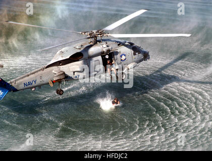 021004-N-8629M-002 San Diego, California (Ott. 4, 2002) -- una ricerca e soccorso (SAR) nuotatore si prepara a saltare da una SH-60B "Seahawk" elicottero assegnato al "Saberhawks" di elicottero leggero Anti-Submarine Squadron quattro sette (HSL-47), come un altro nuotatore SAR attende in acqua durante la routine di esercizio di formazione. Il "Seahawk" è un elicottero bimotore utilizzato a bordo di incrociatori e cacciatorpediniere e fregate per anti-guerra sottomarina, operazioni di ricerca e salvataggio, interdizione della droga, anti-ship warfare, cargo, di sollevamento e di particolari operazioni di guerra. I nuotatori sar fornire unità navali la possibilità di salvataggio av abbattuto Foto Stock
