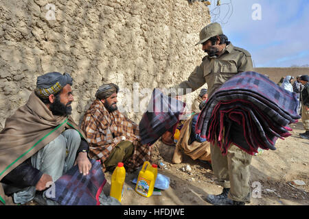 Afghan Polizia Locale distribuire coperte e di altre forme di assistenza umanitaria le forniture per gli abitanti di un villaggio in Shah gioia Distretto, Provincia di Zabul, Afghanistan, gen. 16. ALP è una struttura difensiva, orientata alla comunità la forza che porta la sicurezza e la stabilità in aree rurali dell'Afghanistan. (U.S. Foto di Marina di Massa lo specialista di comunicazione 2a classe Jon Rasmussen / Non rilasciato) ALP, l Operazione Enduring Freedom 120116-N-CI175-087 Foto Stock