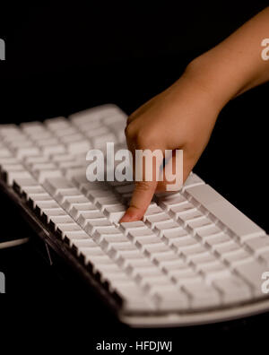 090702-N-6932B-079 WASHINGTON (25 giugno 2009) Il criminale navale servizio investigativo (NCIS) è la marina primaria dell applicazione della legge e la forza di controspionaggio. L'Agenzia lavora in tandem con locali, statali e federali di applicazione della legge nonché le agenzie estere per contrastare e indagare sui crimini più gravi che vanno dal terrorismo e spionaggio ai comuni che coinvolgono felonies dipartimento del personale della Marina Militare. (U.S. Navy illustrazione della foto mediante la comunicazione di massa Specialist 1a classe R. Jason Brunson/RILASCIATO) tastiera alfanumerica Foto Stock