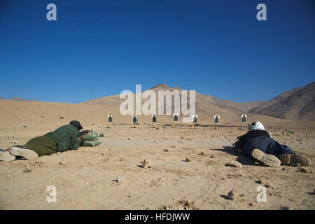 Afghan Polizia Locale reclute fuoco loro AK-47s durante una classe di armi nel quartiere Kajran, Daykundi provincia, Afghanistan, dic. 24. La classe è parte di tre settimane di corso di istruzione in cui alp apprendere le procedure di base, di armi, di manipolazione e di altre competenze per proteggere e difendere i cittadini afghani e mantenere la stabilità nella regione. (U.S. Foto di Marina di Massa lo specialista di comunicazione 1a classe Matthew D. Leistikow / rilasciato) ALP classe 111224-N-JC271-215 Foto Stock