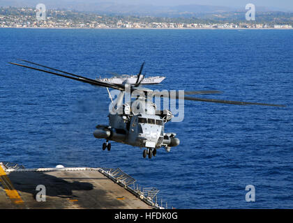 081103-N-2183K-085 OCEANO PACIFICO (nov. 3, 2008) UN CH-53E Super Stallion elicottero scende verso il ponte di volo durante le operazioni di sbarcare Marines dopo un programmato sei mesi di distribuzione a bordo di un assalto anfibio nave USS Peleliu (LHA 5). Peleliu è il fiore all' occhiello di Peleliu Expeditionary Strike gruppo. (U.S. Foto di Marina di Massa lo specialista di comunicazione 2a classe Dustin Kelling/RILASCIATO) 081103-N-2183K-085 Foto Stock