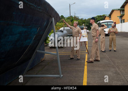 100731-N-LL432-286.USS NEW ORLEANS (LPD 18), (31 luglio 2010) Commodore, squadrone anfibio 5, cap. Peter Brennan e Comandante USS New Orleans (LPD 18) della Cmdr. Jeff Oakey ispezionare confiscati semi-sommergibili sommergibili utilizzati per il contrabbando di stupefacenti mentre il New Orleans rende un porto visita a Bahia Malaga Base Navale, Colombia durante il partenariato Amphibious-Southern station 2010. .Squadrone anfibio 5, USS New Orleans (LPD 18) e avviato Navy e Marine Corps unità sono partecipanti al partenariato Amphibious-Southern Station 2010, un combinato di esercizio di anfibio progettato per migliorare coo Foto Stock