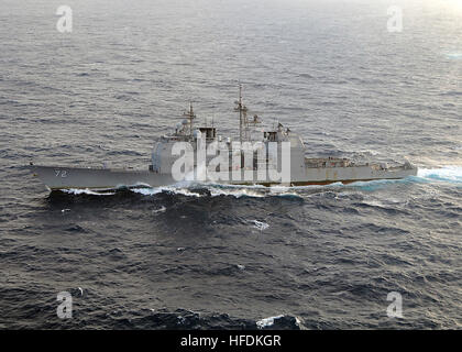 081207-N-1082Z-068 OCEANO INDIANO (dec. n. 7, 2008) le visite-missili cruiser USS Vella Gulf (CG 72) conduce ad alta velocità a spire durante un siluro evasione esercizio. Vella golfo è distribuito come parte dell'Iwo Jima Expeditionary Strike gruppo sostenere le operazioni di sicurezza marittima NEGLI STATI UNITI Quinta Flotta area di responsabilità. (U.S. Foto di Marina di Massa lo specialista di comunicazione 2a classe Jason R. Zalasky/RILASCIATO) 081207-N-1082Z-068 Foto Stock