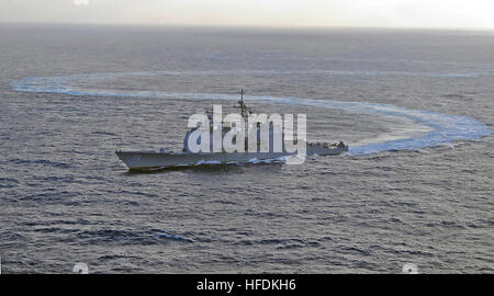 081207-N-1082Z-116 OCEANO INDIANO (dec. n. 7, 2008) le visite-missili cruiser USS Vella Gulf (CG 72) conduce ad alta velocità a spire durante un siluro evasione esercizio. Vella golfo è distribuito come parte dell'Iwo Jima Expeditionary Strike gruppo sostenere le operazioni di sicurezza marittima NEGLI STATI UNITI Quinta Flotta area di responsabilità. (U.S. Foto di Marina di Massa lo specialista di comunicazione 2a classe Jason R. Zalasky/RILASCIATO) 081207-N-1082Z-116 Foto Stock