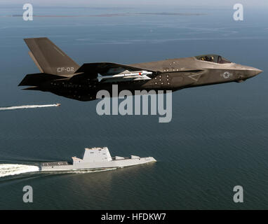 CHESAPEAKE BAY, Md. (ott. 17, 2016) Aeromobile CF-02, un F-35 Lightning II variante portante fissato al F-35 Pax Fiume Integrated Test forza (ITF) assegnato alla prova in aria e valutazione Squadron (Vx) 23 compie un cavalcavia della guidato-missile destroyer USS Zumwalt (DDG 1000). (U.S. Navy foto di Andy Wolfe/rilasciato)161017-N-VT045-001 Unisciti alla conversazione: http://www.navy.mil/viewGallery.asp http://www.facebook.com/USNavy http://www.twitter.com/USNavy http://navylive.dodlive.mil http://pinterest.com https://plus.google.com un F-35 Lightning II è il completamento di un cavalcavia di USS Zumwalt (DDG 1000). (29 Foto Stock