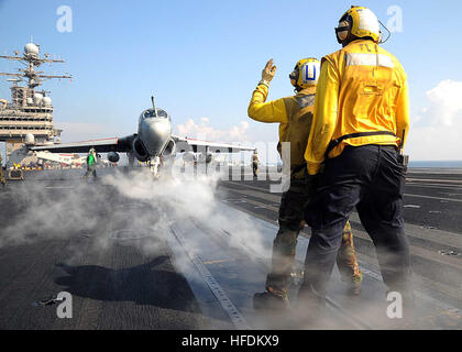 081217-N-7571S-007 Golfo di Oman (dec. n. 17, 2008) della Cmdr. Michael D. McKenna, si prepara a lanciare EA-6B Prowler assegnato al 'Shadowhawks' di Attacco Elettronico Squadron (VAQ) 141 dal ponte di volo della portaerei USS Theodore Roosevelt CVN (71) prima di un ricambio di aria di comando cerimonia. Theodore Roosevelt e Carrier aria Wing (CVW) 8 stanno conducendo le operazioni negli Stati Uniti Quinta Flotta area di responsabilità e si concentrano sulla rassicurante partner regionale dell'impegno degli Stati Uniti per la sicurezza, che promuove la stabilità e la prosperità mondiale. (U.S. Navy foto di comunicazione di massa S Foto Stock