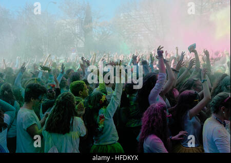 Di colore verde e rosa polvere spruzzata su un giovane ben educato rave party folla a Milano Foto Stock