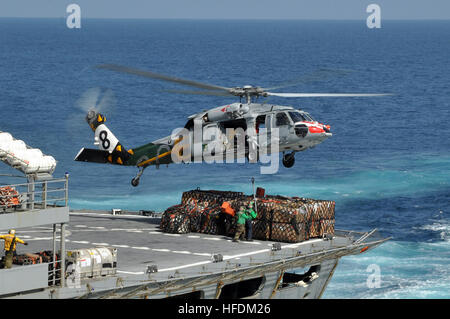 Mare Arabico(Nov. 25, 2012) i marinai a bordo del militare comando Sealift fast combattere la nave appoggio USNS Ponte (T-AOE 10) preparare per agganciare un carico di forniture a un MH-60S Sea Hawk elicottero assegnato all'Eightballers di elicottero di mare squadrone di combattimento (HSC) 8 per il trasporto Nimitz-class portaerei USS Dwight D. Eisenhower CVN (69) durante un rifornimento in mare. Dwight D. Eisenhower è distribuito negli Stati Uniti Quinta Flotta area di responsabilità condurre le operazioni di sicurezza marittima, teatro di sicurezza gli sforzi di cooperazione e sostegno la missione come parte dell'Operazione Enduring Freedom. (U.S. Navy Foto Stock