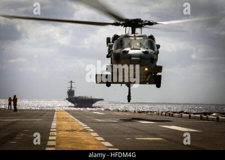 Un MH-60S Seahawk, assegnato al mare in elicottero Combat Squadron 22 (HSC-22), decolla dal ponte di volo a bordo di assalto anfibio nave USS Iwo Jima (LHD 7). Iwo Jima e il ventiquattresimo Marine Expeditionary Unit sono in corso per fornire aiuto in caso di catastrofe e aiuti umanitari ad Haiti a seguito di uragano Matteo. (U.S. Navy foto di Sottufficiali di 2a classe di Andrew Murray)161010-N-QJ850-731 Unisciti alla conversazione: http://www.navy.mil/viewGallery.asp http://www.facebook.com/USNavy http://www.twitter.com/USNavy http://navylive.dodlive.mil http://pinterest.com https://plus.google.com un MH-60S Seahawk prende Foto Stock