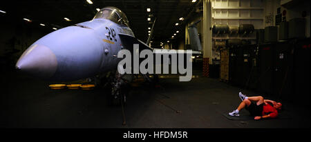 Oceano atlantico (GEN. 26, 2013) Lt. La Cmdr. James McCartney esegue situps nella baia di hangar della portaerei USS George H.W. Bussola (CVN 77). George H.W. Bush è la conduzione di qualifiche nell'Oceano Atlantico. (U.S. Foto di Marina di Massa lo specialista di comunicazione di terza classe Brian Leggere Castillo/RILASCIATO) 130126-N-XE109-007 Unisciti alla conversazione http://www.facebook.com/USNavy http://www.twitter.com/USNavy http://navylive.dodlive.mil un funzionario non situps a bordo della USS George H.W. Bush. (8435772916) Foto Stock