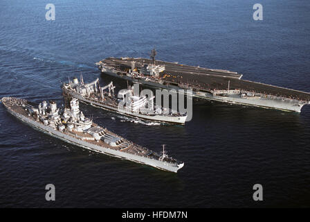 Una antenna di prua dritta vista della flotta USNS oliatore KAWISHIWI (T-AO 146), al centro, la Corazzata USS Missouri (BB 63), inferiore e la portaerei USS Kitty Hawk (CV 63) che partecipano ad un corso operazione di rifornimento. AO-146 di fare rifornimento di carburante CV-63 BB-63 1986 Foto Stock