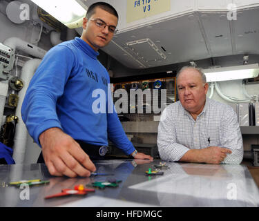 Aviazione di Boatswain Mate (manipolazione) Airman Pietro Mannarino dà sotto segretario dell'U.S. Esercito Joseph W. Westphal un tour di hangar deck control durante la sua visita alla portaerei USS Harry Truman (CVN 75) come egli partecipa NEGLI STATI UNITI Marina imbarcarsi sul mare vasto programma, Sett. 2, 2012 sull'Oceano Atlantico. Sotto Segretario Westphal è che partecipano della marina di lunga durata con il vasto programma per promuovere la cooperazione tra i diversi servizi a supporto della visione comune 2020 e ottenere un apprezzamento per la capacità navali in mare. La marina di imbarcarsi sul mare vasto programma consente di governo e LIBE Foto Stock