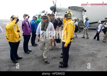 Sotto Segretario dell'U.S. Esercito Joseph W. Westphal passa attraverso il lato boys successi di rendering sul ponte di volo della portaerei USS Harry Truman (CVN 75) come egli partecipa NEGLI STATI UNITI Marina imbarcarsi sul mare vasto programma, Sett. 2, 2012 sull'Oceano Atlantico. Sotto Segretario Westphal è che partecipano della marina di lunga durata con il vasto programma per promuovere la cooperazione tra i diversi servizi a supporto della visione comune 2020 e ottenere un apprezzamento per la capacità navali in mare. La marina di imbarcarsi sul mare vasto programma consente il governo civile e i dirigenti senior la possibilità di sperimentare di prima- Foto Stock