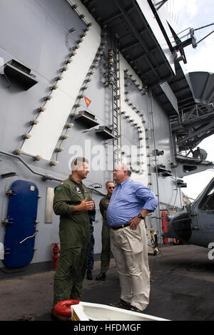 Sotto Segretario dell'U.S. Esercito Joseph W. Westphal (estrema destra), sul ponte di volo della portaerei USS Harry Truman (CVN 75) che parla con la Cmdr. Paolo Movizzo, comandante della Grayhawks del carrier airborne early warning squadron (VAW) 120, come Westphal partecipa NEGLI STATI UNITI Marina imbarcarsi sul mare vasto programma, Sett. 3, 2012 sull'Oceano Atlantico. Westphal è che partecipano della marina lunga vasto programma per promuovere la cooperazione tra i diversi servizi a supporto della visione comune 2020 e ottenere un apprezzamento per la capacità navali in mare. La marina di imbarcarsi sul mare outreach Foto Stock