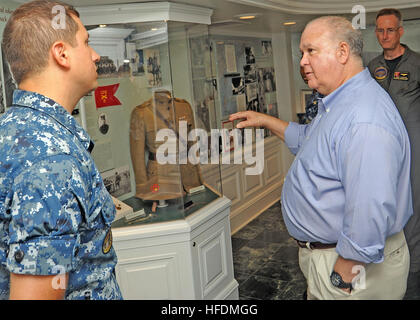 Sotto Segretario dell'U.S. Esercito Joseph W. Westphal nel 'Truman Room' a bordo della portaerei USS Harry Truman (CVN 75) che parla con la comunicazione di massa specialista in seconda classe Mick Dimestico circa una replica dell'uniforme il presidente Harry Truman avrei indossato come Westphal partecipa NEGLI STATI UNITI Marina imbarcarsi sul mare vasto programma, Sett. 3, 2012 sull'Oceano Atlantico. Westphal è che partecipano della marina lunga vasto programma per promuovere la cooperazione tra i diversi servizi a supporto della visione comune 2020 e ottenere un apprezzamento per la capacità navali in mare. La marina di imbarcarsi sul mare o Foto Stock