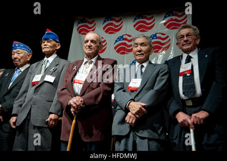 Stati Uniti Esercito reduci dal 141reggimento di fanteria e il 442nd Regimental Combat Team stand durante il sessantacinquesimo anniversario cena omaggio per i veterani del salvataggio del Battaglione perduto in Houston Texas, nov. 1, 2009. La cena commemora la battaglia nel 1944, quando la 141era circondato da forze naziste nei Vosgi settentrionali della Francia. Dopo diversi tentativi falliti per raggiungere l'unità, la 442ND, una unità segregata composta principalmente di Japanese-Americans lottato per cinque giorni a rompere attraverso linee nazista e raggiungere il battaglione, il salvataggio di 230 uomini. (DoD foto di comunicazione di massa Sp Foto Stock