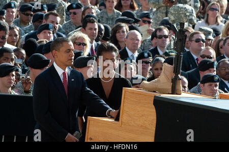 Il presidente Barack Obama e la First Lady Michelle Obama di pagare i loro aspetti ad un soldato caduto durante un memoriale di servizio nov. 10, 2009, a Fort Hood, Texas. La cerimonia è di onorare le vittime del nov. 5 rampage di ripresa che ha lasciato 13 morti e 38 feriti. (DoD foto di comunicazione di massa Specialist 1a classe Ciad J. McNeeley/RILASCIATO) 091110-N-0696M-873 (4098350890) Foto Stock