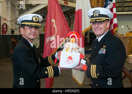 151218-N-RU971-592 Sasebo, Giappone (dec. n. 18, 2015) - Cmdr. Shin Makino, Japan Maritime Self Defence Force (JMSDF) Shirane-class destroyer JDS Kurama (DDH 144) delegato presenta una tradizionale torta di riso per la Cmdr. Kirk Knox, distribuita Amphibious Assault nave USS Bonhomme Richard (LHD 6) operations officer, sul quarterdeck a bordo Bonhomme Richard. Bonhomme Richard è la nave di piombo del Bonhomme Richard anfibio gruppo pronto e viene distribuita a Sasebo, Giappone negli Stati Uniti 7 flotta area di operazioni. (U.S. Foto di Marina di Massa lo specialista di comunicazione di terza classe Cameron McCu Foto Stock