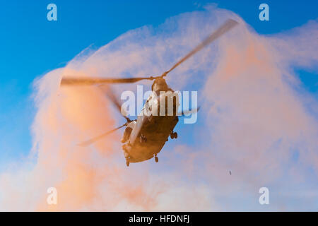 Un Royal Air Force HC2 elicottero Chinook vola attraverso il fumo che si prepara a terra alla base di pattuglia Jaker in Nahr-e Saraj distretto, provincia di Helmand, Afghanistan, Sett. 13, 2011. (U.S. Foto di Marina di Massa lo specialista di comunicazione 2a classe Jonathan David Chandler/RILASCIATO) A Royal Air Force HC2 elicottero Chinook vola attraverso il fumo che si prepara a terra alla base di pattuglia Jaker in Nahr-e Saraj distretto, provincia di Helmand, Afghanistan, settembre 110913-N-TH989-088 Foto Stock