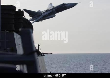 Mar Baltico - un russo Sukhoi Su-24 attacco aereo fa una molto bassa altitudine passano dall'USS Donald Cook (DDG 75) 12 aprile, 2016. Donald Cook, un Arleigh Burke-class guidato-missile distruttore, distribuito a Rota, Spagna sta conducendo una pattuglia di routine negli Stati Uniti Sesta flotta area di operazioni a sostegno degli Stati Uniti per gli interessi di sicurezza nazionali in Europa. (U.S. Navy foto/RILASCIATO) BALTIC un russo Sukhoi Su-24 rende molto-bassa altitudine passano dall'USS Donald Cook (DDG 75) Foto Stock