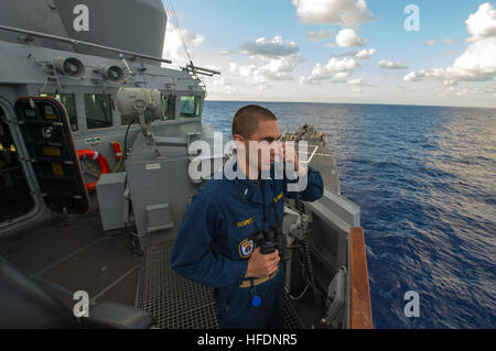 Mare Mediterraneo (ott. 5, 2013) Il tenente j.g. Patrick Schmitt chiama il timoniere di piombo di cambiare rotta e velocità mentre conning permanente officer guarda a bordo del Arleigh Burke-class guidato-missile destroyer USS gravemente (DDG 107). È gravemente su una distribuzione programmata sostenere le operazioni di sicurezza marittima e di teatro la cooperazione in materia di sicurezza gli sforzi nella sesta flotta area di responsabilità. (U.S. Foto di Marina di Massa lo specialista di comunicazione di terza classe Darien G. Kenney/RILASCIATO) 131005-N-NU634-014 Unisciti alla conversazione http://www.navy.mil/viewGallery.asp http://www.facebook.com/USNavy http://www.twitter.co Foto Stock