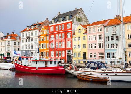 Le navi e gli edifici colorati in area di Nyhavn di Copenaghen. Foto Stock